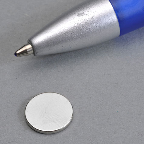 legatoria Calamita diametro 10mm spessore 1mm Calamita cilindrica al neodimio, diametro 10mm spessore 1mm, grado magnetico N35. Forza di attrazione 500g.