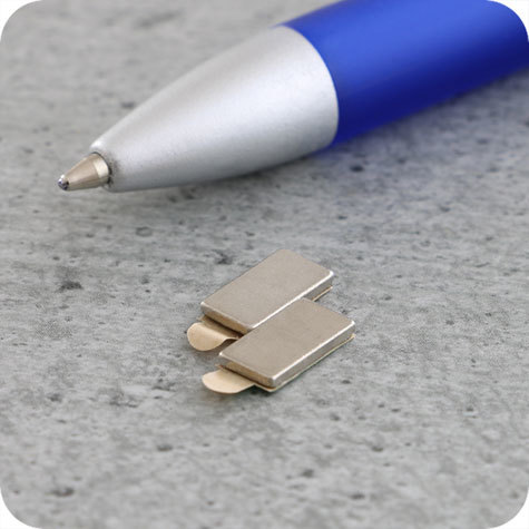 legatoria Calamita autoadesiva, 10x5 mm Calamita rettangolare con rivestimento superficiale nichelato, spessore 1mm, piastre magnetiche al neodimio, calamita con grado magnetico N35. Forza di attrazione massima: 550 grammi.