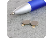 legatoria Calamita autoadesiva, diametro 8mm Calamita cilindrica con rivestimento superficiale nichelato, spessore 1mm, dischi magnetici al neodimio, calamita con grado magnetico N45. Forza di attrazione massima: 500 grammi.