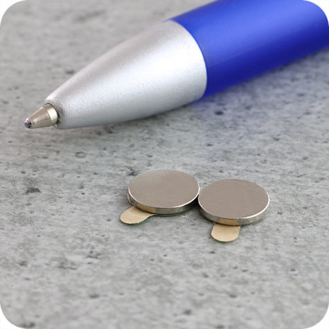 legatoria Calamita autoadesiva, diametro 8mm Calamita cilindrica con rivestimento superficiale nichelato, spessore 1mm, dischi magnetici al neodimio, calamita con grado magnetico N45. Forza di attrazione massima: 500 grammi.