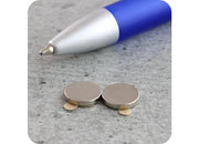 legatoria Calamita autoadesiva, diametro 9,5mm Calamita cilindrica con rivestimento superficiale nichelato, spessore 1,5mm, dischi magnetici al neodimio, calamita con grado magnetico N35. Forza di attrazione massima: 700 grammi leg2413