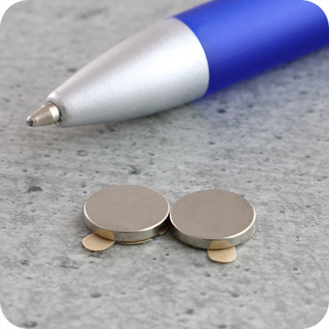 legatoria Calamita autoadesiva, diametro 10mm Calamita cilindrica con rivestimento superficiale nichelato, spessore 2mm, dischi magnetici al neodimio, calamita con grado magnetico N35. Forza di attrazione massima: 1000 grammi.