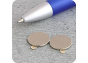 legatoria Calamita autoadesiva, diametro 13mm Calamita cilindrica con rivestimento superficiale nichelato, spessore 1mm, dischi magnetici al neodimio, calamita con grado magnetico N35. Forza di attrazione massima: 650 grammi.