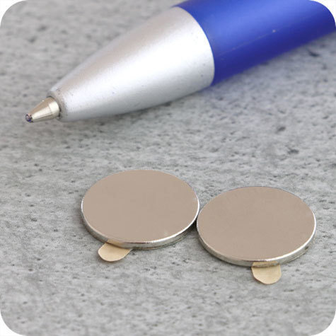 legatoria Calamita autoadesiva, diametro 13mm Calamita cilindrica con rivestimento superficiale nichelato, spessore 1mm, dischi magnetici al neodimio, calamita con grado magnetico N35. Forza di attrazione massima: 650 grammi.