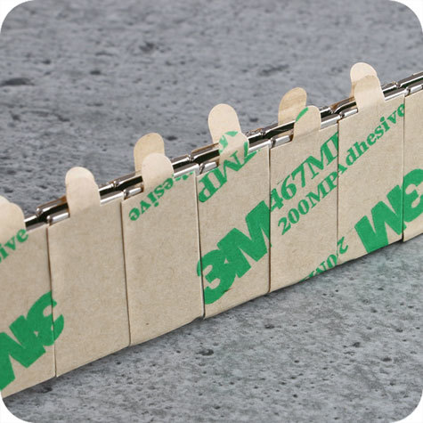 legatoria Calamita autoadesiva, 30x10mm Calamita rettangolare con rivestimento superficiale nichelato, spessore 1mm, piastre magnetiche al neodimio, calamita con grado magnetico N35. Forza di attrazione massima: 1200 grammi.