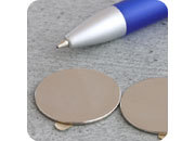 legatoria Calamita autoadesiva, diametro 25mm Calamita cilindrica con rivestimento superficiale nichelato, spessore 1mm, dischi magnetici al neodimio, calamita con grado magnetico N35. Forza di attrazione massima: 1300 grammi.