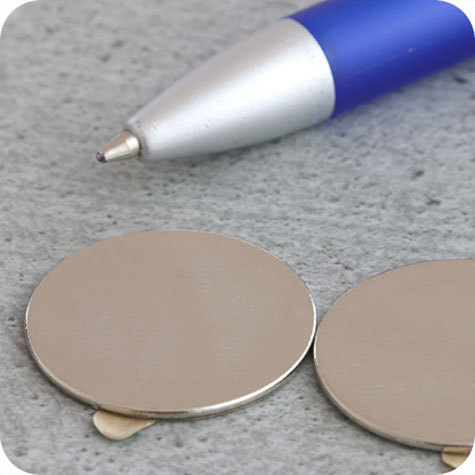 legatoria Calamita autoadesiva, diametro 25mm Calamita cilindrica con rivestimento superficiale nichelato, spessore 1mm, dischi magnetici al neodimio, calamita con grado magnetico N35. Forza di attrazione massima: 1300 grammi.