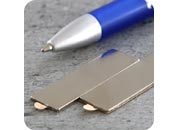 legatoria Calamita autoadesiva, 40x12 mm Calamita rettangolare con rivestimento superficiale nichelato, spessore 1mm, piastre magnetiche al neodimio, calamita con grado magnetico N35. Forza di attrazione massima: 1600 grammi.