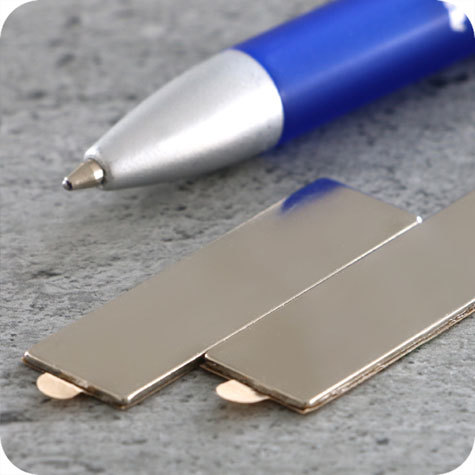 legatoria Calamita autoadesiva, 40x12 mm Calamita rettangolare con rivestimento superficiale nichelato, spessore 1mm, piastre magnetiche al neodimio, calamita con grado magnetico N35. Forza di attrazione massima: 1600 grammi.