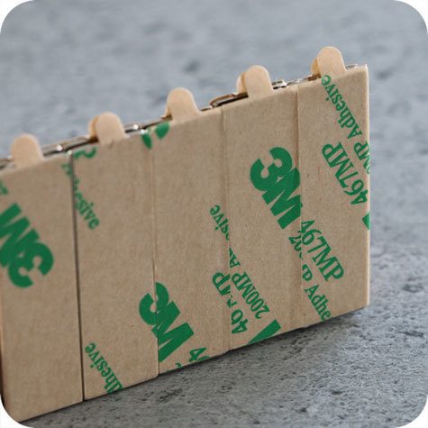 legatoria Calamita autoadesiva, 40x12 mm Calamita rettangolare con rivestimento superficiale nichelato, spessore 1mm, piastre magnetiche al neodimio, calamita con grado magnetico N35. Forza di attrazione massima: 1600 grammi.