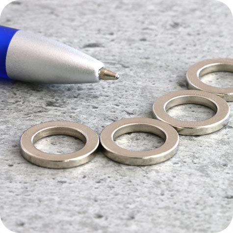 legatoria Segnagiorno magnetico calendario, diametro 15mm Diametro esterno 15 mm. Diametro interno 10 mm. Spessore 2 mm. NICHELATO. Magnete al Neodimio, grado magnetico N40. Lega di boro, ferro e neodimio. (forza di attrazione massima: 850g).