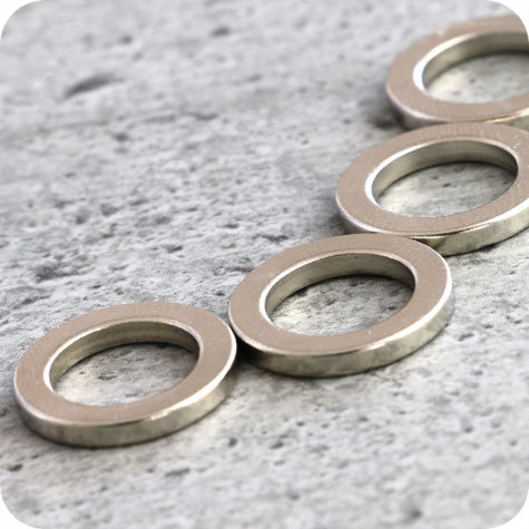 legatoria Segnagiorno magnetico calendario, diametro 15mm Diametro esterno 15 mm. Diametro interno 10 mm. Spessore 2 mm. NICHELATO. Magnete al Neodimio, grado magnetico N40. Lega di boro, ferro e neodimio. (forza di attrazione massima: 850g).