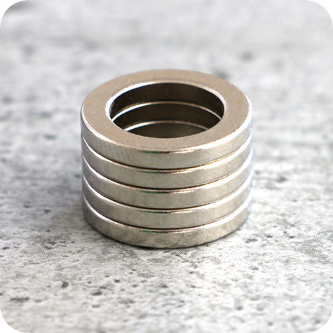 legatoria Segnagiorno magnetico calendario, diametro 15mm Diametro esterno 15 mm. Diametro interno 10 mm. Spessore 2 mm. NICHELATO. Magnete al Neodimio, grado magnetico N40. Lega di boro, ferro e neodimio. (forza di attrazione massima: 850g).