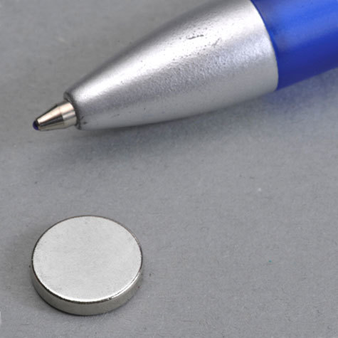 legatoria Calamita diametro 10mm spessore 2mm Calamita cilindrica al neodimio, diametro 10mm spessore 2mm grado magnetico N35. Forza di attrazione 100 grammi.