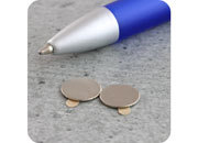 legatoria Calamita autoadesive, diametro 10mm Calamita cilindriche con rivestimento superficiale nichelato, spessore 1mm, dischi magnetici al neodimio, calamita con grado magnetico N35. Forza di attrazione massima: 500 grammi.