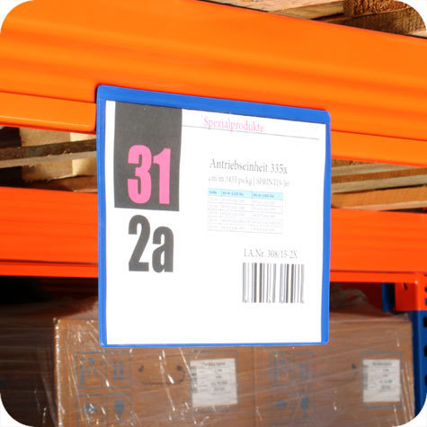 legatoria Busta magnetica, A5. Aperta sul lato lungo BLU. 225x152-160mm. Con striscia magnetica. Lato superiore In PVC trasparente morbido da 250 micron. Lato inferiore in PVC blu da 300 micron.