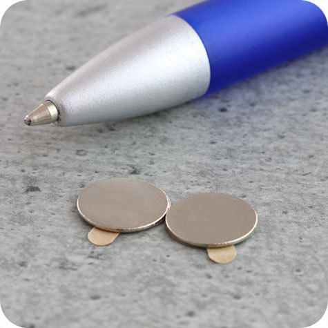 legatoria Calamita autoadesive, diametro 10mm Calamita cilindriche con rivestimento superficiale nichelato, spessore 1mm, dischi magnetici al neodimio, calamita con grado magnetico N35. Forza di attrazione massima: 500 grammi.