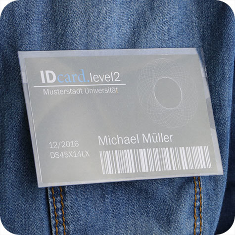 legatoria Porta badge magnetico.  La busta portabadge resta adesa al capo di abbigliamento grazie alla piastrina magnetica collocata sul retro. Misure 90x58 mm, PVC rigido 1000 mic, trasparente.