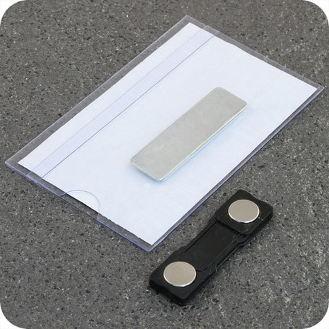 legatoria Porta badge magnetico, 58x90mm La busta portabadge resta adesa al capo di abbigliamento grazie alla piastrina magnetica collocata sul retro. Misure 90x58 mm, PVC rigido 350 mic, trasparente.
