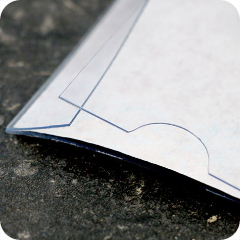 legatoria Porta badge magnetico, 58x90mm La busta portabadge resta adesa al capo di abbigliamento grazie alla piastrina magnetica collocata sul retro. Misure 90x58 mm, PVC rigido 350 mic, trasparente.