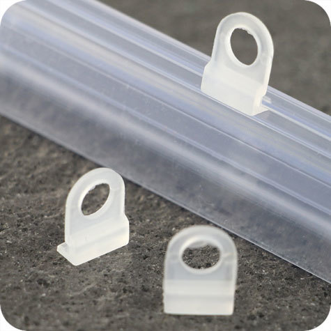 legatoria Listelli appendi poster con serraggio a pressione, 210mm TRASPARENTE. Binario appendi poster in due pezzi con serraggio del poster. Dotato di due appendini sulla barra superiore (senza appendini sulla barra inferiore)..