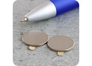 legatoria Calamita autoadesiva, diametro 15mm Calamita cilindrica con rivestimento superficiale nichelato, spessore 1mm, dischi magnetici al neodimio, calamita con grado magnetico N35. Forza di attrazione massima: 650 grammi.