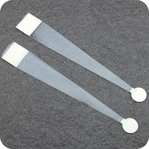 legatoria Supporto per cartelli Wobbler, 208mm TRASPARENTE, con due estremit autoadesive. Una 17x30mm e una diametro 18mm, entrambe in schiuma di polietilene (PE) con linguetta sulle estremit. molto tenace. In PVC rigido 380 micron.