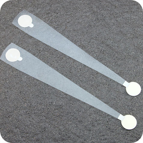 legatoria Supporto per cartelli Wobbler, 208mm TRASPARENTE. Lungo 208mm, con due estremit autoadesive, una 17x30mm e una di diametro 18mm.