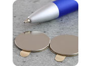 legatoria Calamita autoadesiva, diametro 20mm Calamita cilindrica con rivestimento superficiale nichelato, spessore 1mm, dischi magnetici al neodimio, calamita con grado magnetico N35. Forza di attrazione massima: 1000 grammi.