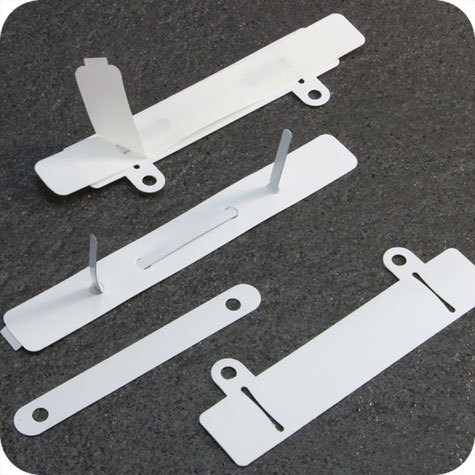 legatoria Fastener autoadesivo in 4 parti, 150x20mm BIANCO, con banda perforata per archiviazione su raccoglitori ad anelli, assemblato. Composto da Base 150x20mm in PVC rigido da 300 micron. Linguella 148x5mm verniciata. Pressino 100x12mm in PVC rigido da 300 micron. Base con 2 occhielli (120x24mm + 13mm per occhielli) in PVC rigido da 400 micron per rilegare il fascicolo su raccoglitori ad anelli. Prodotto originale tedesco. MADE IN GERMANY.