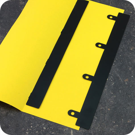 legatoria Fastener a 4 buchi, 280x25mm NERO, in PVC rigido, lunghezza 280mm. Interasse fori 80mm.