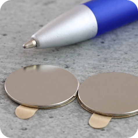 legatoria Calamita autoadesiva, diametro 20mm Calamita cilindrica con rivestimento superficiale nichelato, spessore 1mm, dischi magnetici al neodimio, calamita con grado magnetico N35. Forza di attrazione massima: 1000 grammi.