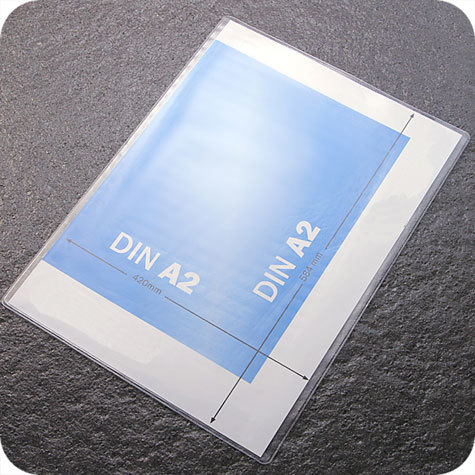 legatoria Busta con bottone protettiva per formato A2. TRASPARENTE, in PVC da 180 micron, aperta sul lato corto, formato A2 (435x610mm).