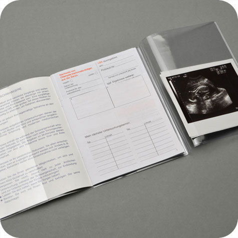 legatoria Copertina per libri e documenti 18x13 cm TRASPARENTE. Dimensioni: 180x390 mm aperto (180x130 mm chiuso). In morbido PVC da 180 micron. Larghezza delle tasche interne: 70 mm (aperte verso il centro), per inserire la prima e lultima pagina.