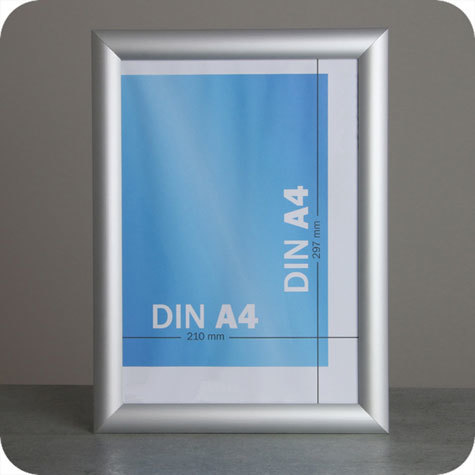 legatoria Cornice alluminio. scatto. A4 ARGENTO ANGOLI SQUADRATI. Per fogli di dimensione A4(210x297mm). Dimensioni esterne: 240x330mm. Area visibile: 190x280mm. Altezza profilo: 25mm. La cornice � dotata di foglio protettivo in PVC trasparente antiriflesso.