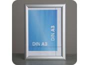 legatoria Cornice alluminio. scatto. A3 ARGENTO ANGOLI SQUADRATI. Per fogli di dimensione A3(297x420mm). Dimensioni esterne: 330x450mm. Area visibile: 278x400mm. Altezza profilo: 25mm. La cornice � dotata di foglio protettivo in PVC trasparente antiriflesso leg2489