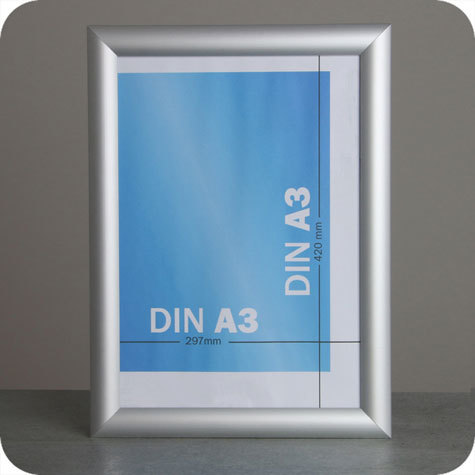 legatoria Cornice alluminio. scatto. A3 ARGENTO ANGOLI SQUADRATI. Per fogli di dimensione A3(297x420mm). Dimensioni esterne: 330x450mm. Area visibile: 278x400mm. Altezza profilo: 25mm. La cornice � dotata di foglio protettivo in PVC trasparente antiriflesso.