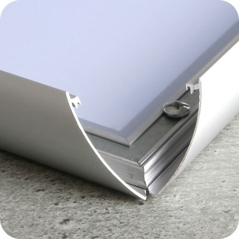 legatoria Cornice alluminio. scatto. A3 ARGENTO ANGOLI SQUADRATI. Per fogli di dimensione A3(297x420mm). Dimensioni esterne: 330x450mm. Area visibile: 278x400mm. Altezza profilo: 25mm. La cornice � dotata di foglio protettivo in PVC trasparente antiriflesso.