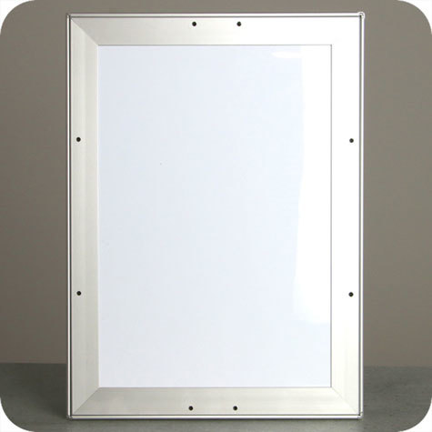legatoria Cornice alluminio. scatto. A3 ARGENTO ANGOLI SQUADRATI. Per fogli di dimensione A3(297x420mm). Dimensioni esterne: 330x450mm. Area visibile: 278x400mm. Altezza profilo: 25mm. La cornice � dotata di foglio protettivo in PVC trasparente antiriflesso.