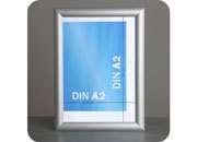 legatoria Cornice alluminio. scatto. A2 ARGENTO ANGOLI SQUADRATI. Per fogli di dimensione A2(420x594mm). Dimensioni esterne: 450x625mm. Area visibile: 400x575mm. Altezza profilo: 25mm. La cornice � dotata di foglio protettivo in PVC trasparente antiriflesso leg2490