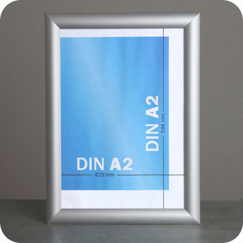 legatoria Cornice alluminio. scatto. A2 ARGENTO ANGOLI SQUADRATI. Per fogli di dimensione A2(420x594mm). Dimensioni esterne: 450x625mm. Area visibile: 400x575mm. Altezza profilo: 25mm. La cornice � dotata di foglio protettivo in PVC trasparente antiriflesso.