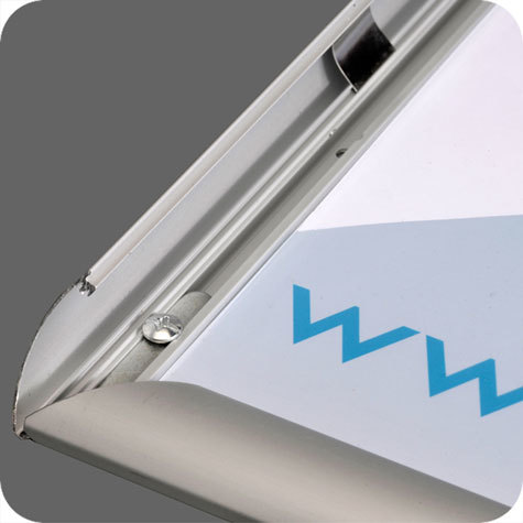 legatoria Cornice alluminio. scatto. A2 ARGENTO ANGOLI SQUADRATI. Per fogli di dimensione A2(420x594mm). Dimensioni esterne: 450x625mm. Area visibile: 400x575mm. Altezza profilo: 25mm. La cornice � dotata di foglio protettivo in PVC trasparente antiriflesso.