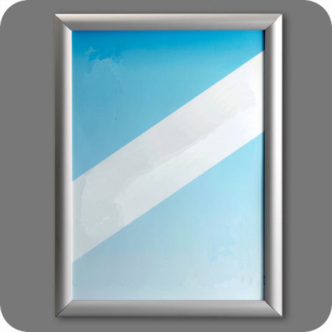 legatoria Cornice alluminio. scatto. B2 ARGENTO ANGOLI SQUADRATI. Per fogli di dimensione B2(500x707mm). Dimensioni esterne: 530x730mm. Area visibile: 480x680mm. Altezza profilo: 25mm. La cornice � dotata di foglio protettivo in PVC trasparente antiriflesso.