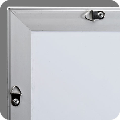 legatoria Cornice alluminio. scatto. B2 ARGENTO ANGOLI SQUADRATI. Per fogli di dimensione B2(500x707mm). Dimensioni esterne: 530x730mm. Area visibile: 480x680mm. Altezza profilo: 25mm. La cornice � dotata di foglio protettivo in PVC trasparente antiriflesso.