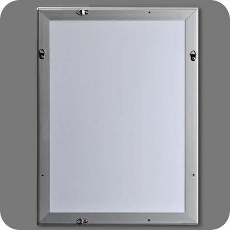 legatoria Cornice alluminio. scatto. A1 ARGENTO ANGOLI SQUADRATI. Per fogli di dimensione A1(594x841mm). Dimensioni esterne: 625x870mm. Area visibile: 575x820mm. Altezza profilo: 25mm. La cornice � dotata di foglio protettivo in PVC trasparente antiriflesso.