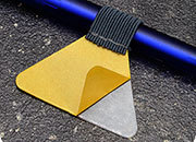 legatoria Portapenne grosse, autoadesivo elastico, ANTRACITE Per penne grosse (circonferenza 3-4cm). Dimensioni lembo adesivo: 45x30mm. LEG2494