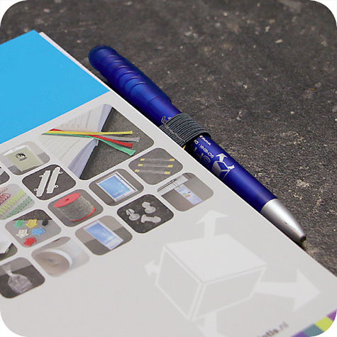 legatoria Portapenne grosse, autoadesivo elastico, ANTRACITE Per penne grosse (circonferenza 3-4cm). Dimensioni lembo adesivo: 45x30mm..