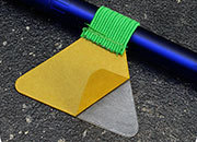 legatoria Portapenne grosse, autoadesivo elastico, VERDEchiaro Per penne grosse (circonferenza 3-4cm). Dimensioni lembo adesivo: 45x30mm. LEG2495