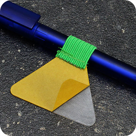 legatoria Portapenne grosse, autoadesivo elastico, VERDEchiaro Per penne grosse (circonferenza 3-4cm). Dimensioni lembo adesivo: 45x30mm..