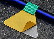 legatoria Portapenne grosse, autoadesivo elastico, VERDEmenta Per penne grosse (circonferenza 3-4cm). Dimensioni lembo adesivo: 45x30mm..